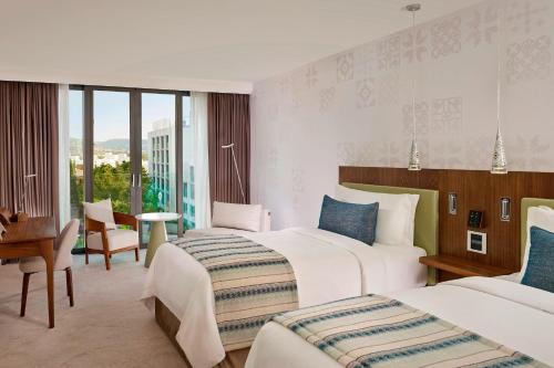 Habitación Doble Superior con sofá cama - 2 camas del hotel Parklane, A Luxury Collection Resort and Spa, Limassol