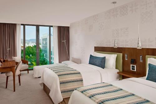 Habitación Doble Superior con sofá cama - 2 camas del hotel Parklane, A Luxury Collection Resort and Spa, Limassol. Foto 1