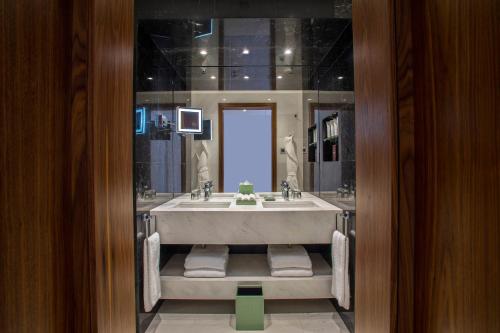 Habitación Doble Superior con sofá cama - 2 camas del hotel Parklane, A Luxury Collection Resort and Spa, Limassol. Foto 5