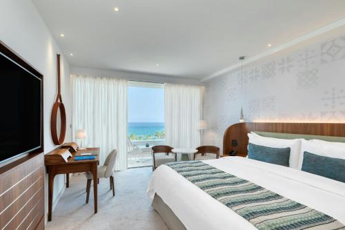 Habitación Superior con balcón y vistas al mar - 1 cama extragrande del hotel Parklane, A Luxury Collection Resort and Spa, Limassol