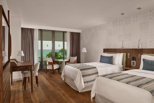 Habitación Doble Superior con balcón y vistas al mar - 2 camas del hotel Parklane, A Luxury Collection Resort and Spa, Limassol. Foto 1