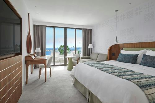 Habitación Deluxe más grande con 1 cama extragrande, sofá cama y vistas al mar del hotel Parklane, A Luxury Collection Resort and Spa, Limassol