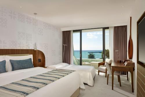 Habitación Deluxe más grande con 1 cama extragrande, sofá cama y vistas al mar del hotel Parklane, A Luxury Collection Resort and Spa, Limassol. Foto 1