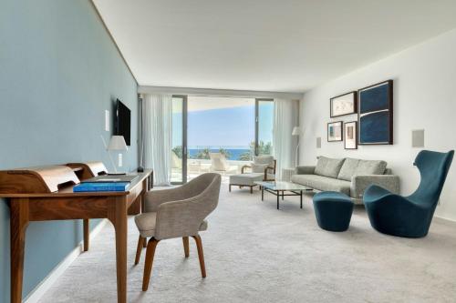 Suite Junior Panorámica de 1 dormitorio con 1 cama extragrande, vistas al mar y balcón del hotel Parklane, A Luxury Collection Resort and Spa, Limassol