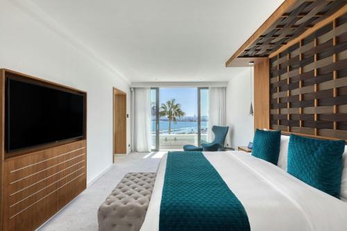 Suite Junior Panorámica de 1 dormitorio con 1 cama extragrande, vistas al mar y balcón del hotel Parklane, A Luxury Collection Resort and Spa, Limassol. Foto 2
