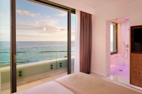 Suite Junior Panorámica de 1 dormitorio con 1 cama extragrande, vistas al mar y balcón del hotel Parklane, A Luxury Collection Resort and Spa, Limassol. Foto 3