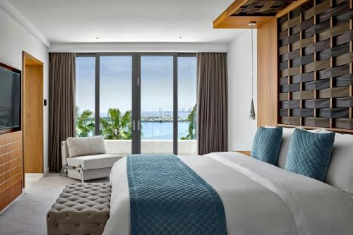 Suite Panorámica más grande de 1 dormitorio con balcón y vistas al mar - 1 cama extragrande del hotel Parklane, A Luxury Collection Resort and Spa, Limassol