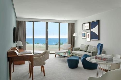 Suite Panorámica más grande de 1 dormitorio con balcón y vistas al mar - 1 cama extragrande del hotel Parklane, A Luxury Collection Resort and Spa, Limassol. Foto 3
