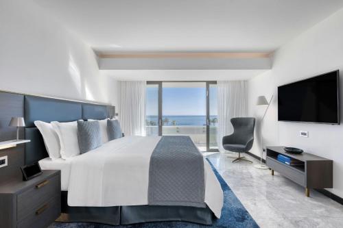 Lifestyle Suite, 1 Bedroom Suite, 1 King, Sea view, Poolside (Adults Friendly 12+) del hotel Parklane, A Luxury Collection Resort and Spa, Limassol