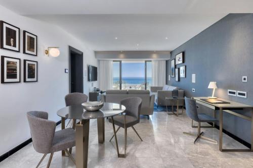Lifestyle Suite, 1 Bedroom Suite, 1 King, Sea view, Poolside (Adults Friendly 12+) del hotel Parklane, A Luxury Collection Resort and Spa, Limassol. Foto 2