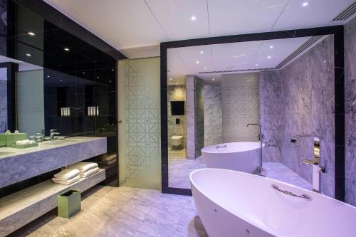 Lifestyle Suite, 1 Bedroom Suite, 1 King, Sea view, Poolside (Adults Friendly 12+) del hotel Parklane, A Luxury Collection Resort and Spa, Limassol. Foto 4