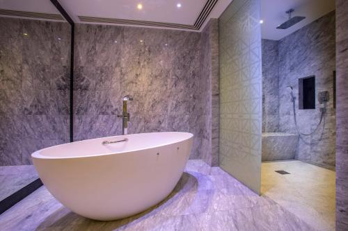 Lifestyle Suite, 1 Bedroom Suite, 1 King, Sea view, Poolside (Adults Friendly 12+) del hotel Parklane, A Luxury Collection Resort and Spa, Limassol. Foto 5