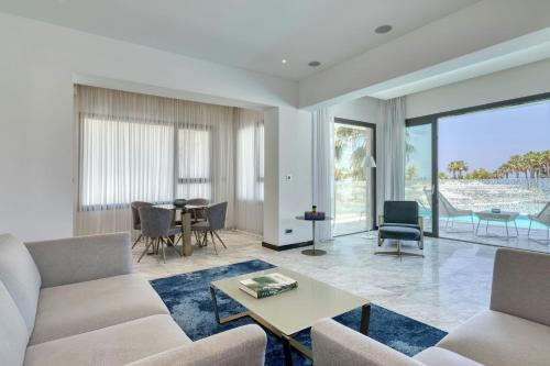 Lifestyle Suite with pool, 1 Bedroom Suite, 1 King, Sea view (Adults Friendly 12+) del hotel Parklane, A Luxury Collection Resort and Spa, Limassol. Foto 1