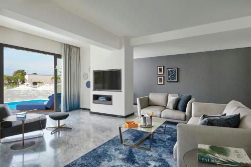 Lifestyle Suite with pool, 1 Bedroom Suite, 1 King, Sea view (Adults Friendly 12+) del hotel Parklane, A Luxury Collection Resort and Spa, Limassol. Foto 2