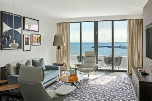 One - Bedroom Executive King Suite with Sea View del hotel Parklane, A Luxury Collection Resort and Spa, Limassol