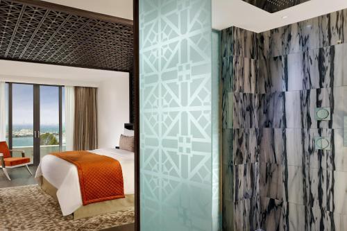 One - Bedroom Executive King Suite with Sea View del hotel Parklane, A Luxury Collection Resort and Spa, Limassol. Foto 1