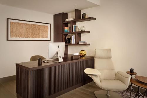 One - Bedroom Executive King Suite with Sea View del hotel Parklane, A Luxury Collection Resort and Spa, Limassol. Foto 2