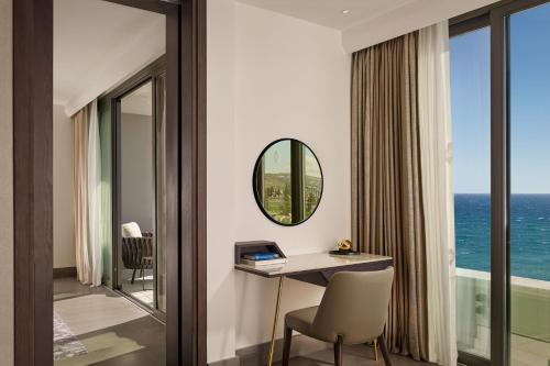 One - Bedroom Executive King Suite with Sea View del hotel Parklane, A Luxury Collection Resort and Spa, Limassol. Foto 3