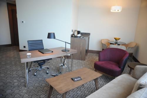 Suite Deluxe con cama extragrande y acceso al salón del hotel Pullman Istanbul and Convention Center. Foto 2