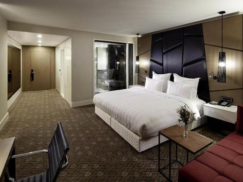 Habitación Executive con cama extragrande - Acceso al salón del hotel Pullman Istanbul and Convention Center