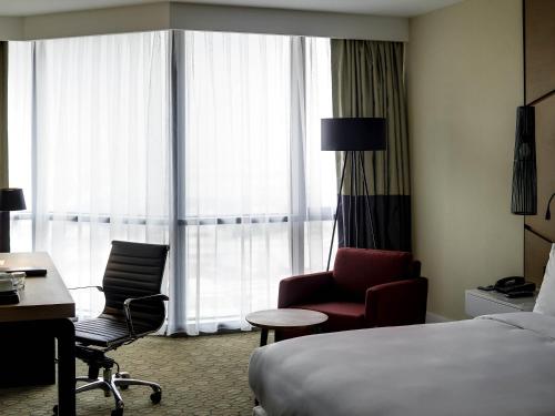 Habitación Superior con cama extragrande - Vistas a la ciudad del hotel Pullman Istanbul and Convention Center. Foto 1