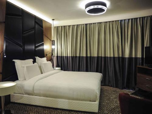 Suite Deluxe con cama extragrande y acceso al salón del hotel Pullman Istanbul and Convention Center