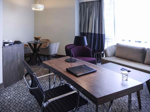 Suite Deluxe con cama extragrande y acceso al salón del hotel Pullman Istanbul and Convention Center. Foto 1