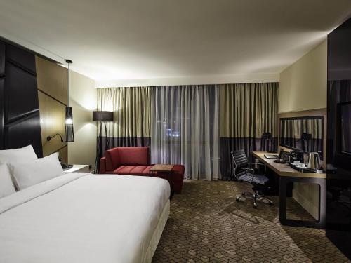 Suite Deluxe con cama extragrande y acceso al salón del hotel Pullman Istanbul and Convention Center. Foto 2