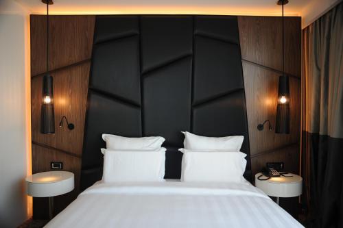 Suite Deluxe con cama extragrande y acceso al salón del hotel Pullman Istanbul and Convention Center. Foto 4