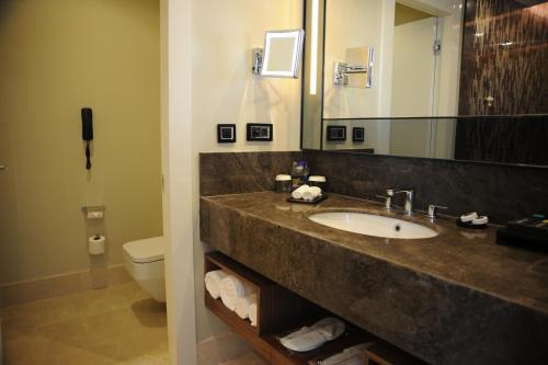 Suite Deluxe con cama extragrande y acceso al salón del hotel Pullman Istanbul and Convention Center. Foto 5
