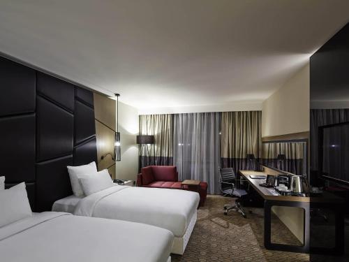 Habitación Executive con 2 camas individuales y acceso al salón del hotel Pullman Istanbul and Convention Center. Foto 1