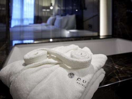 Habitación Executive con 2 camas individuales y acceso al salón del hotel Pullman Istanbul and Convention Center. Foto 2