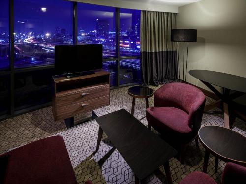 Suite Executive con vistas a la ciudad y acceso al salón del hotel Pullman Istanbul and Convention Center. Foto 2