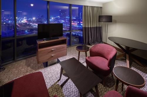 Suite Executive con vistas a la ciudad y acceso al salón del hotel Pullman Istanbul and Convention Center. Foto 3