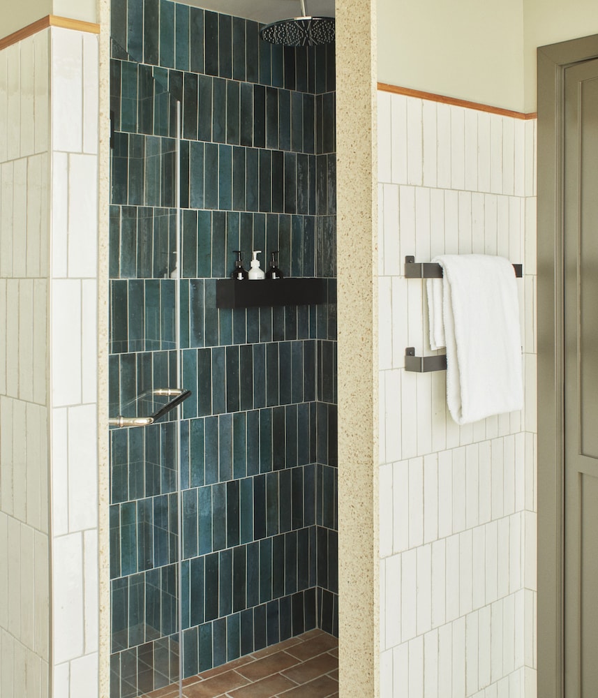 Habitación, 1 cama de matrimonio grande (Roomy Tub) del hotel The Hoxton Poblenou. Foto 8