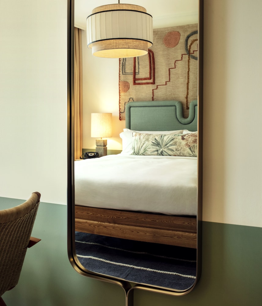Habitación, 1 cama de matrimonio grande del hotel The Hoxton Poblenou. Foto 4