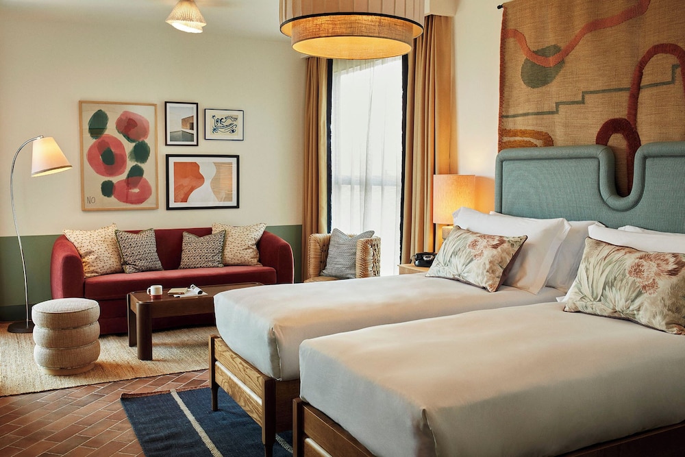 Habitación, 1 cama de matrimonio grande con sofá cama (Biggy) del hotel The Hoxton Poblenou