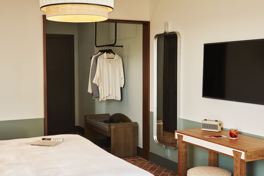 Habitación, 1 cama de matrimonio grande con sofá cama (Biggy) del hotel The Hoxton Poblenou. Foto 3