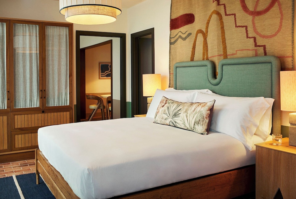 Habitación, 1 cama de matrimonio grande con sofá cama (Homey) del hotel The Hoxton Poblenou