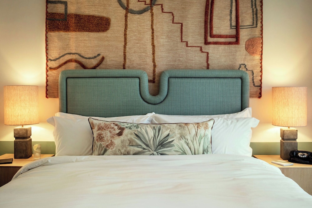 Habitación, 1 cama de matrimonio grande con sofá cama (Homey) del hotel The Hoxton Poblenou. Foto 4