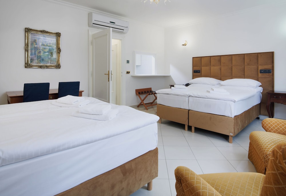 Habitación cuádruple del hotel Bologna. Foto 1