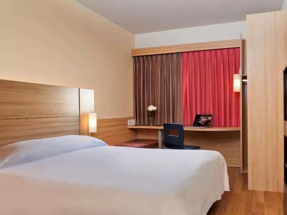 Habitacion con una cama queen size para dos personas del hotel Ibis Valparaiso. Foto 1