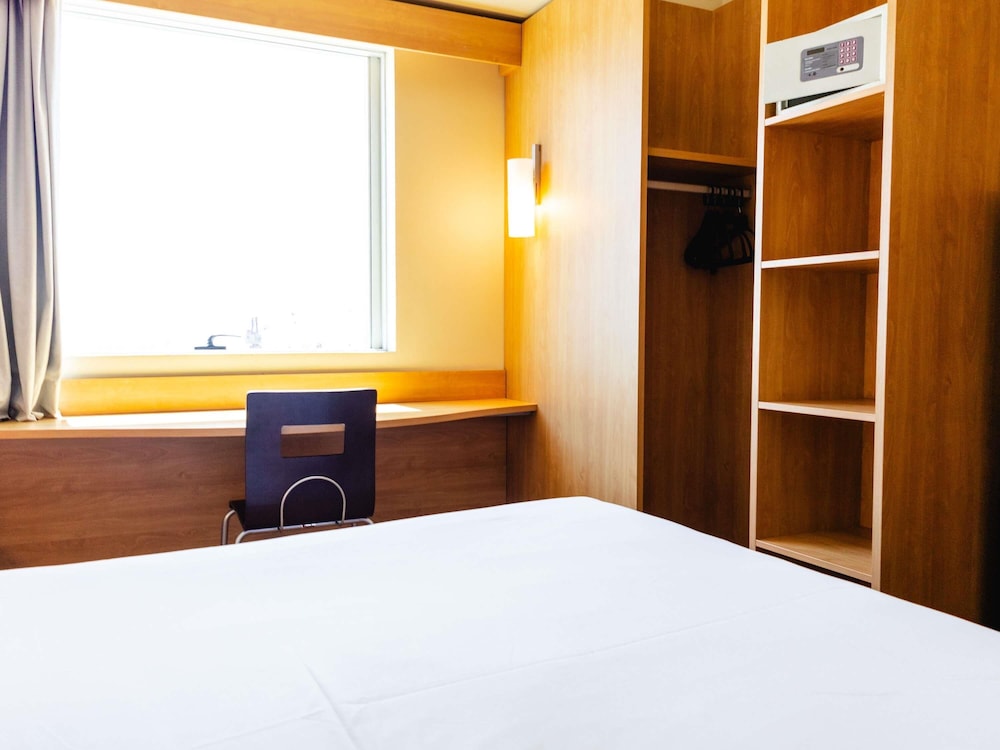 Habitacion con una cama queen size para dos personas del hotel Ibis Valparaiso. Foto 3
