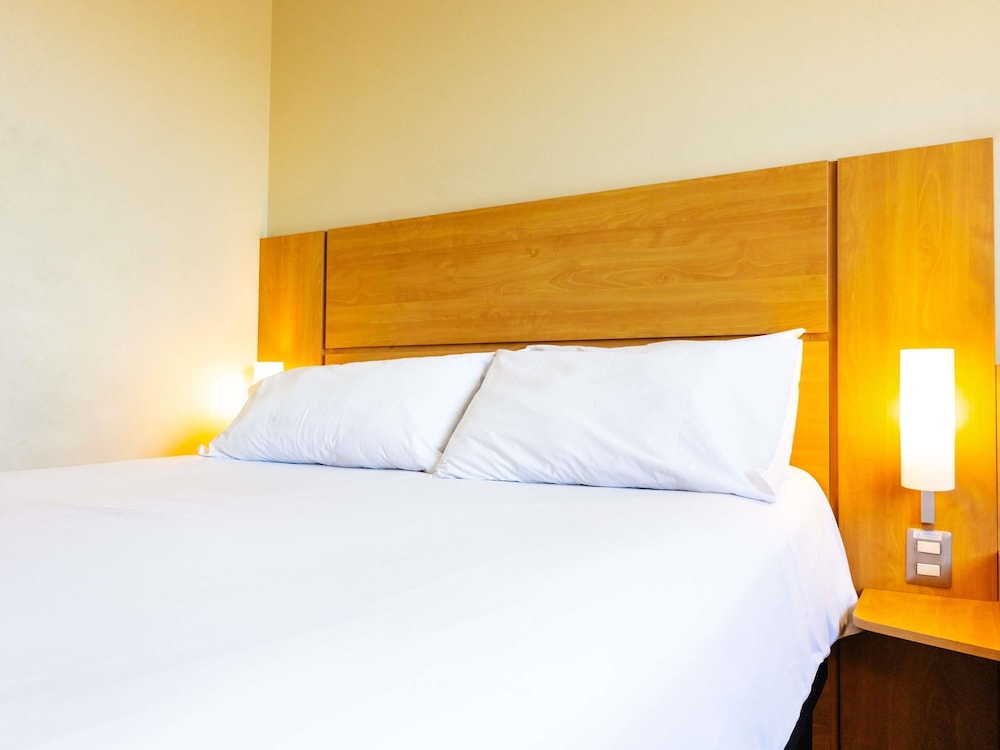 Habitacion con una cama queen size para dos personas del hotel Ibis Valparaiso. Foto 9