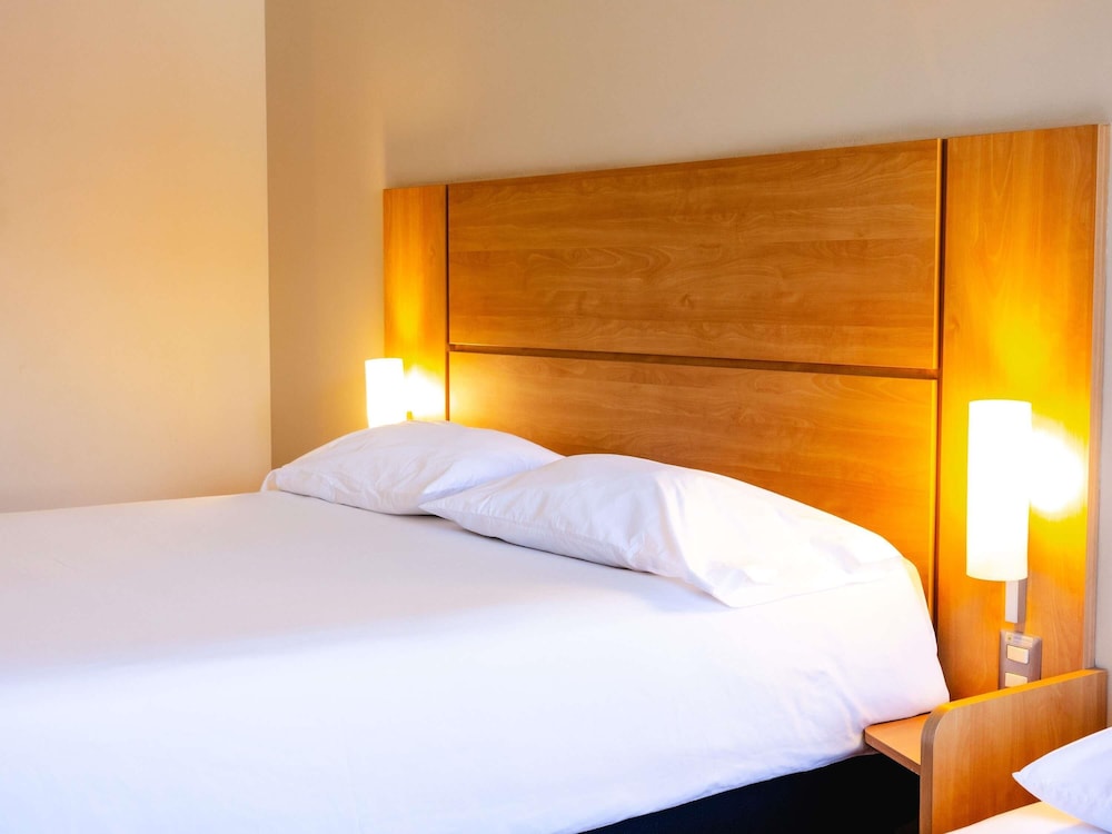 Habitación con una cama queen size más una cama para niños de hasta 12 años del hotel Ibis Valparaiso