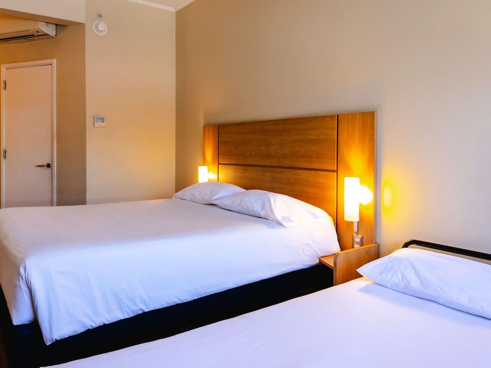 Habitación con una cama queen size más una cama para niños de hasta 12 años del hotel Ibis Valparaiso. Foto 4