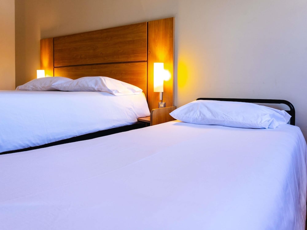 Habitación con una cama queen size más una cama para niños de hasta 12 años del hotel Ibis Valparaiso. Foto 8