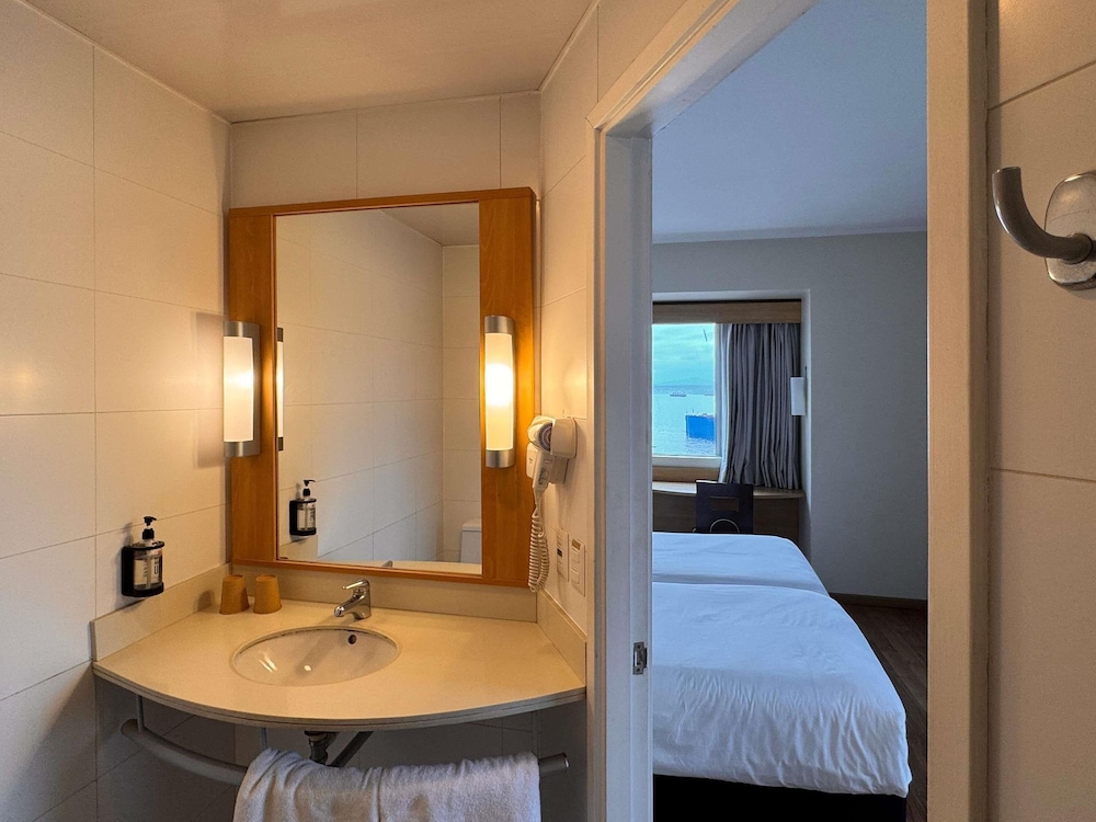 Habitacion con una cama queen size para dos personas y vista al mar del hotel Ibis Valparaiso. Foto 5
