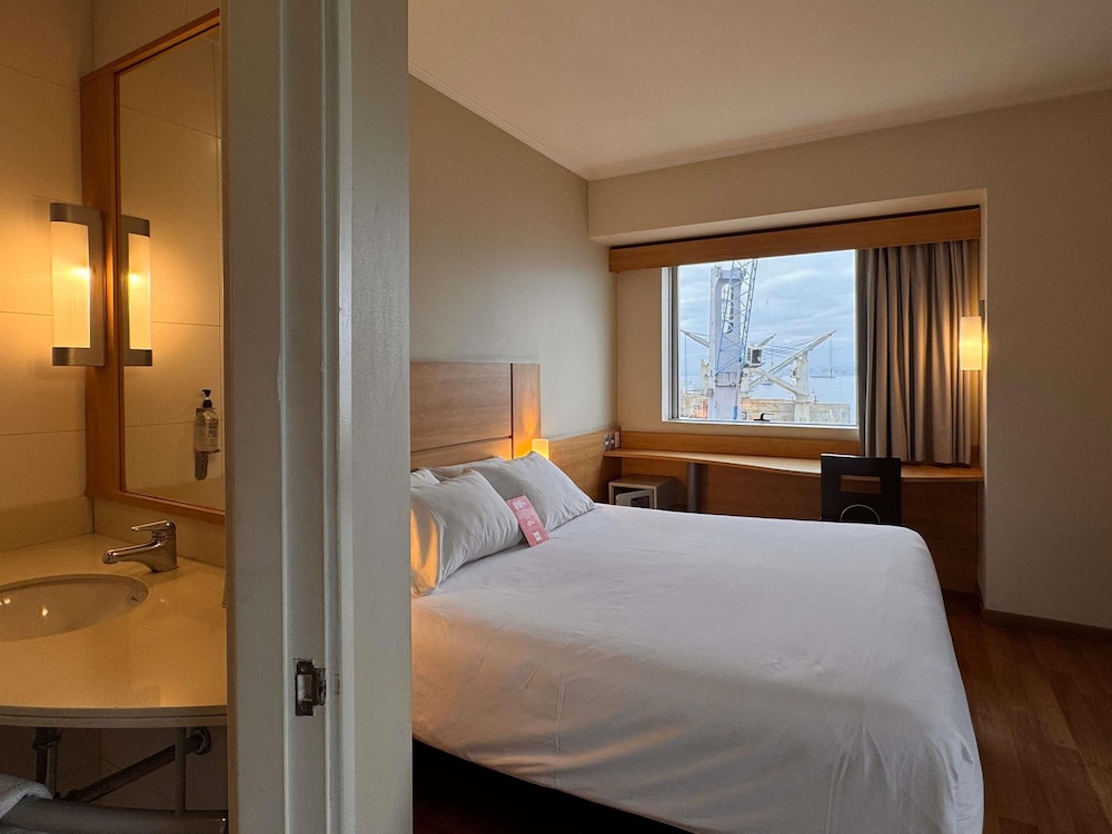 Habitacion con una cama queen size para dos personas y vista al mar del hotel Ibis Valparaiso. Foto 6