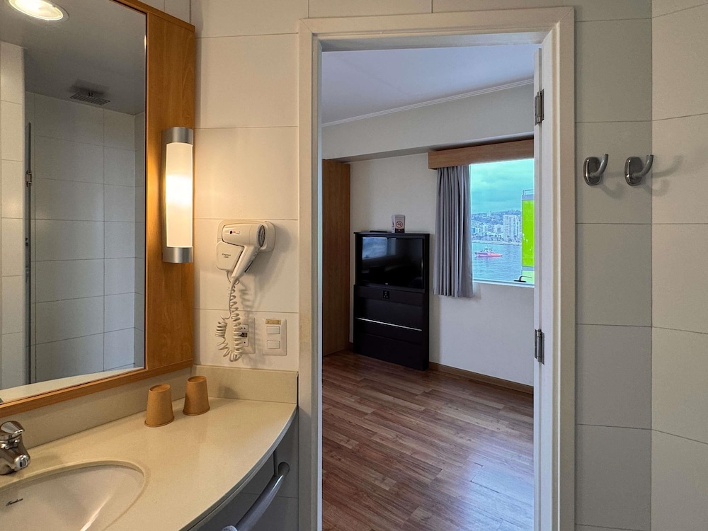 Habitacion con una cama queen size para dos personas y vista al mar del hotel Ibis Valparaiso. Foto 9